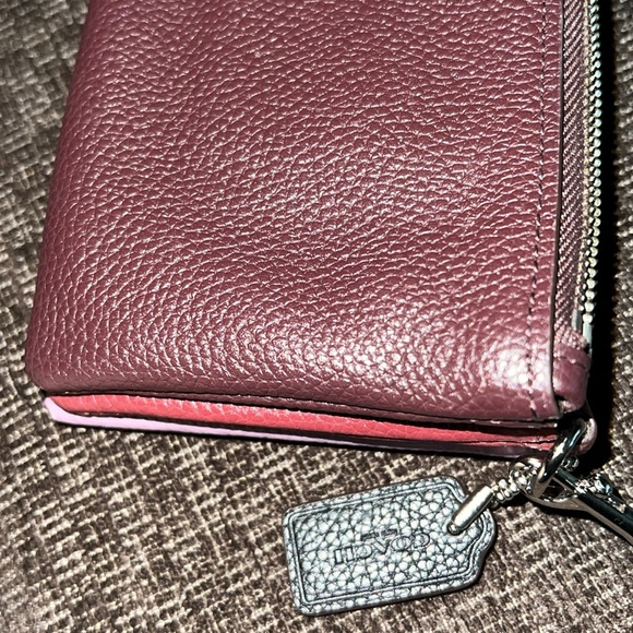 BNWT Coach 3 Section Wristlet - Picture 6 of 8